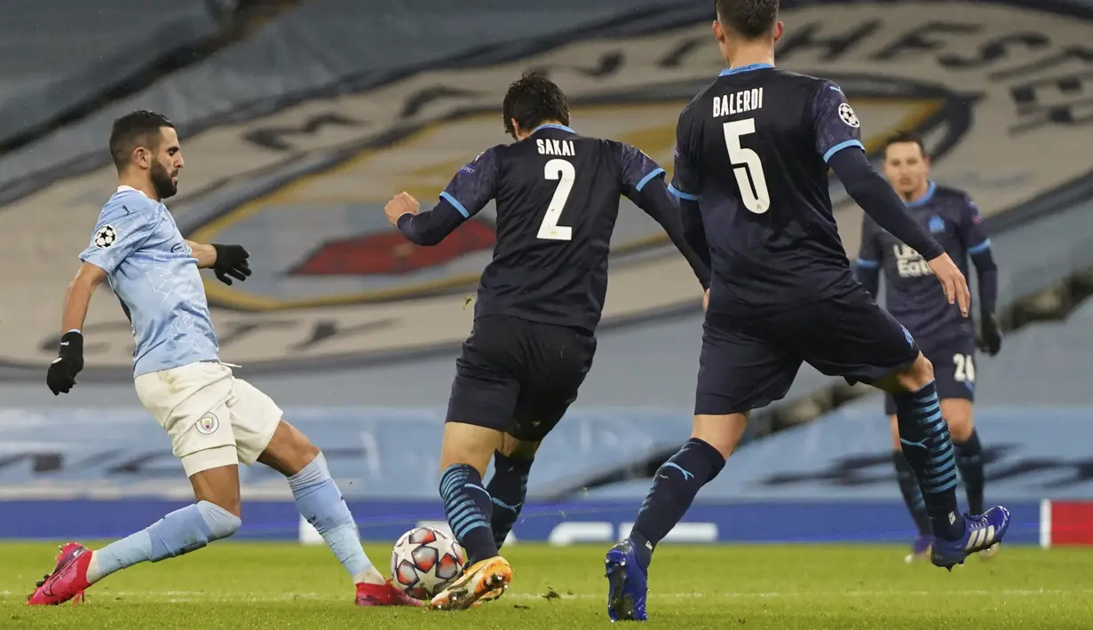 Gelandang Manchester City, Riyad Mahrez berusaha melewati bek Marseille, Hiroki Sakai pada pertandingan lanjutan Grup C Liga Champions di stadion Etihad di Manchester di London, Kamis (10/12/2020). Hasil ini membuat City lolos ke babak 16 besar bersama Porto. (AP Photo/Jon Super)