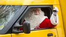 Pria berpakaian Santa Claus mengendarai mobil pos usai menerima surat dari anak - anak, Desa Himmelpfort, Jerman, (10/11/2015). Deutsche Post membuka layanan resmi bagi anak - anak yang ingin mengirim surat kepada Santa Claus. (REUTERS/Hannibal Hanschke)