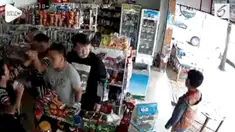 Insiden kekerasan yang melibatkan bocah laki-laki dan sejumlah orang dewasa di sebuah toko di Guiyang City, China, terekam kamera cctv.