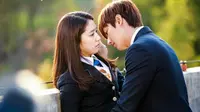Kangen, Fans Unggah Foto Ciuman Lee Min Ho dengan Park Shin Hye