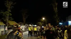 Polisi harus mengeluarkan beberapa kali tembakan peringatan, untuk menghalau para penghadang Bonek. 