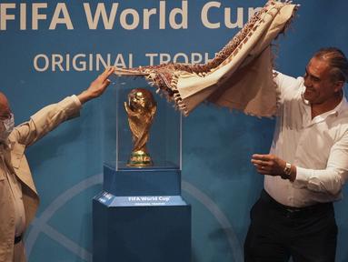 Iran untuk pertama kalinya dalam sejarah mendapatkan kesempatan untuk memamerkan langsung trofi Piala Dunia pada Kamis, 1 September 2022 waktu setempat. (AP/Vahid Salemi)