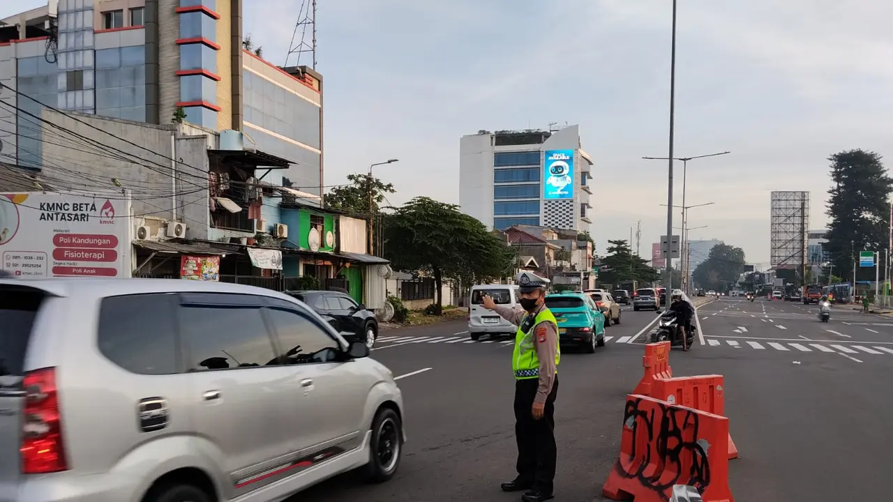 Lalu Lintas di Jalan Antasari Jaksel saat WFH ASN Hari Pertama