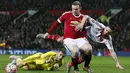  Pemain Manchester United, Wayne Rooney berebut bola dengan Sheffield United, George Long and John Brayford pada laga Piala FA di Old Trafford, Minggu (10/1/2016) dini hari WIB. (Reuters/Phil Noble)