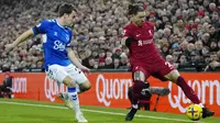 Pemain Liverpool, Darwin Nunez, berusaha melewati pemain Everton, Seamus Coleman, pada laga Liga Inggris di Stadion Anfield, Selasa (14/2/2023). (AP Photo/Jon Super)