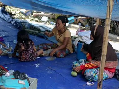 Sejumlah warga masih bertahan di lokasi penggusuran Pinangsia, Jakarta Barat, Kamis (28/05/2015). Warga terpaksa bertahan karena ditolak saat akan mengambil kunci di Rusun Marunda. (Liputan6.com/ Faizal Fanani)