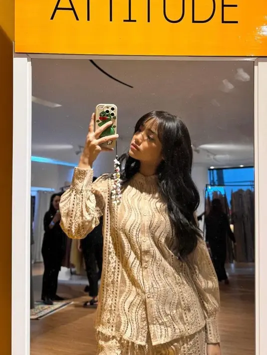 One set lace blouse warna krem yang kasual sempurna untuk Lebaran hari ke-2. [@fuji_an]