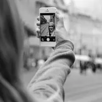 Orang-orang ini bukannya turut berbelasungkawa, malah narsis di tengah musibah.