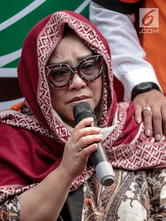 Komedian Tri Retno Prayudati alias Nunung menyampaikan penyesalan saat rilis kasus narkoba di Polda Metro Jaya, Jakarta, Senin (22/7/2019). Nunung ditangkap bersama suaminya, July Jan Sambiran, usai bertransaksi narkoba dengan tersangka TB di kediaman mereka. (Liputan6.com/Faizal Fanani)