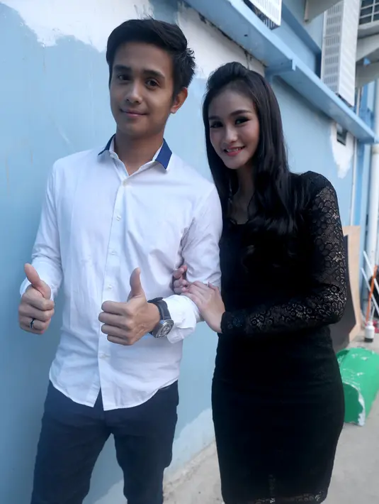 Dua insan yang sedang jatuh cinta ini memang tampak sangat serasi, bagaimana tidak, Ajun Perwira adalah pria tampan dan Isel merupakan sosok wanita cantik. Hubungan yang sudah 10  bulan ini diharapkan bisa untuk seterusnya. (Andy Masela/Bintang.com)