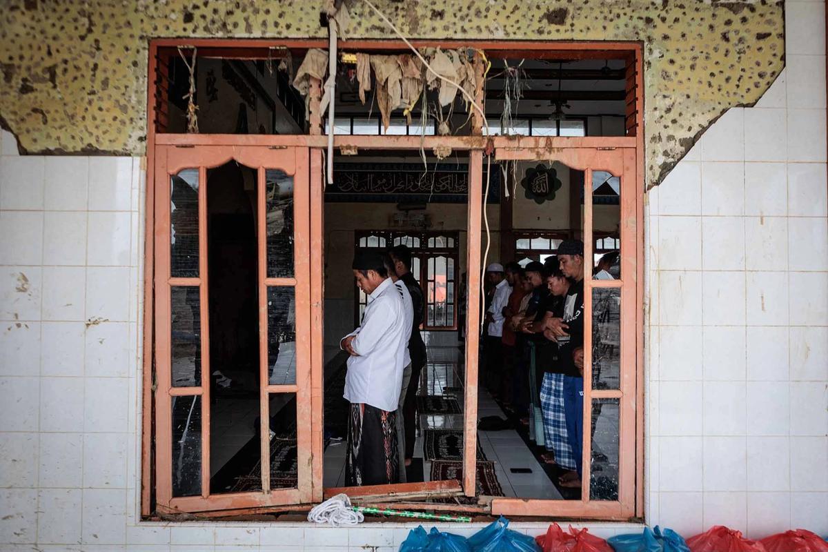 FOTO: Warga Aceh Tamiang Laksanakan Salat Jumat di Tengah Pemulihan Pascabencana