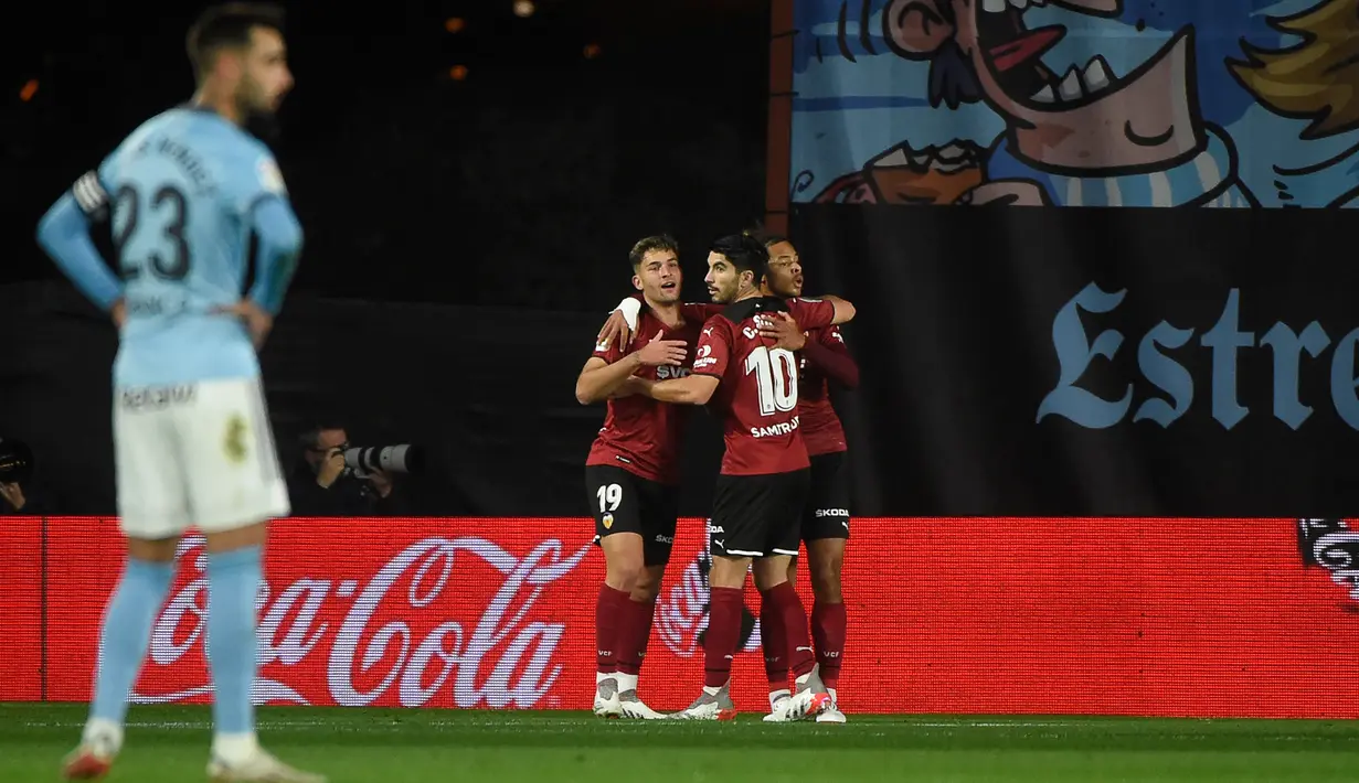 Pemain Valencia Hugo Duro (kiri) merayakan dengan rekan setimnya usai mencetak gol ke gawang Celta Vigo pada pertandingan Liga Spanyol di Stadion Balaidos, Vigo, Spanyol, 5 Desember 2021. Valencia menang 2-1. (MIGUEL RIOPA/AFP)