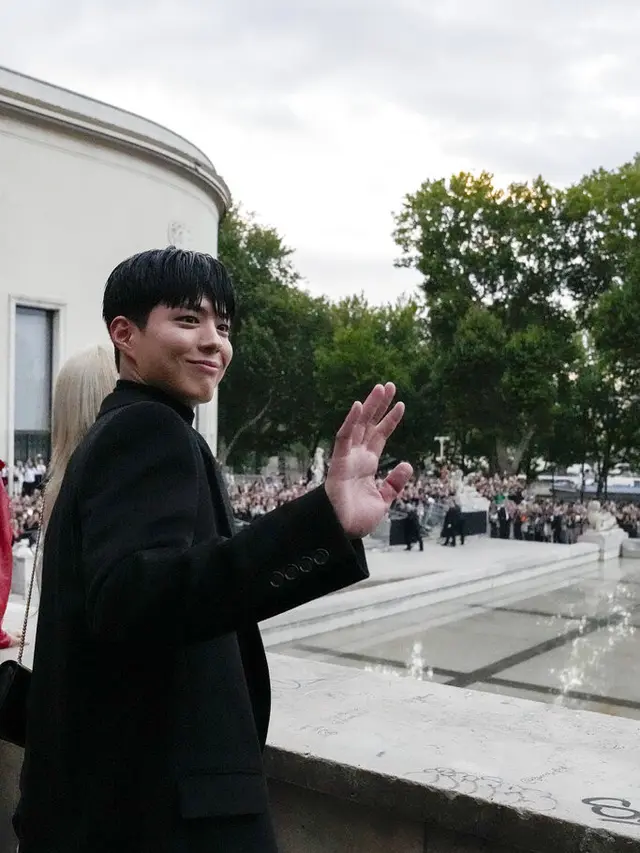 Park Bo Gum menghadiri fashion show Celine di Paris.. (AP Photo/Francois Mori)