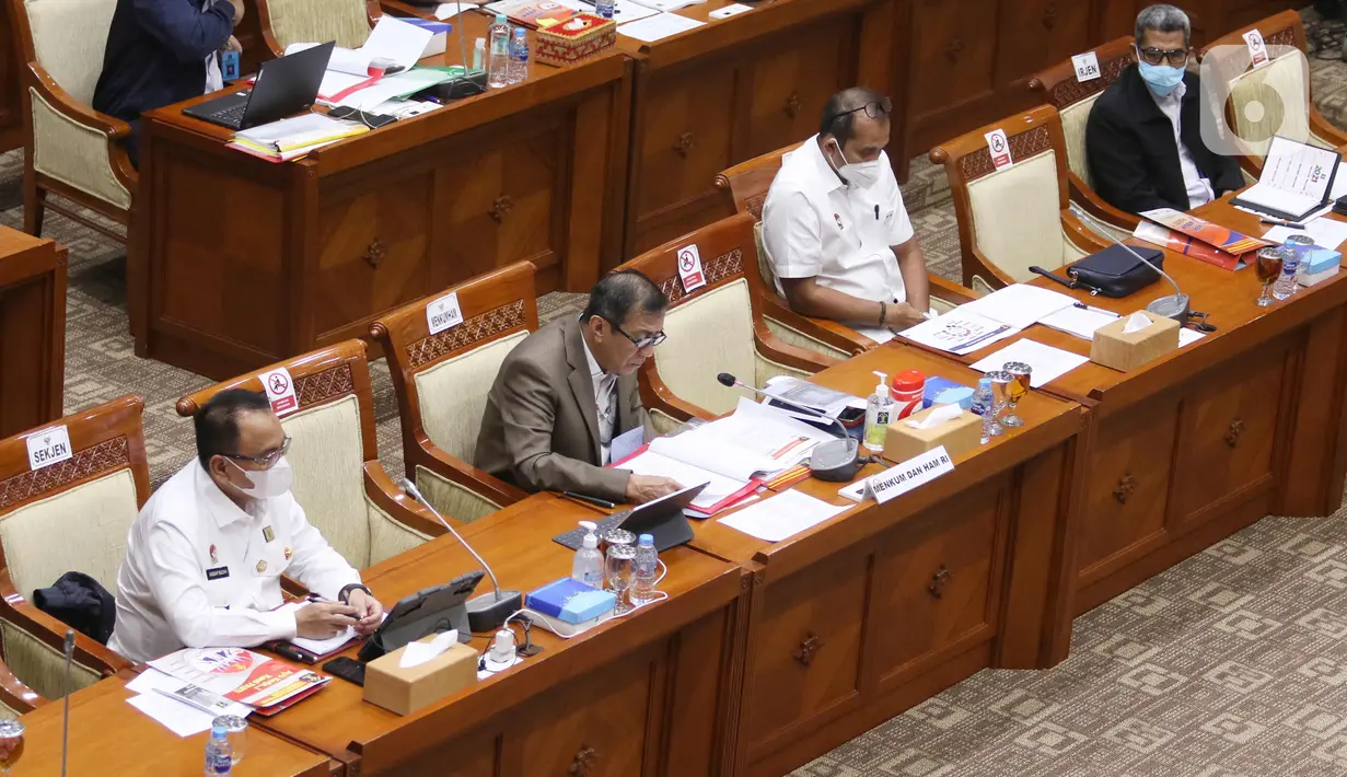Menkumham Yasonna Laoly saat rapat dengan Komisi III DPR RI di Senayan, Jakarta, Rabu (17/3/2021). Yasonna memaparkan sejumlah masalah dwi kewarganegaraan Riwu Kore yang menikah dengan warga negara Amerika Serikat dan memiliki anak yang juga tentara di negeri Paman Sam. (Liputan6.com/Angga Yuniar)