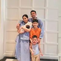 Intip di sini gaya Raffi Ahmad dan Nagita Slavina rayakan Lebaran sembari kenalkan anak adopsi perempuan. [@raffinagita1717]