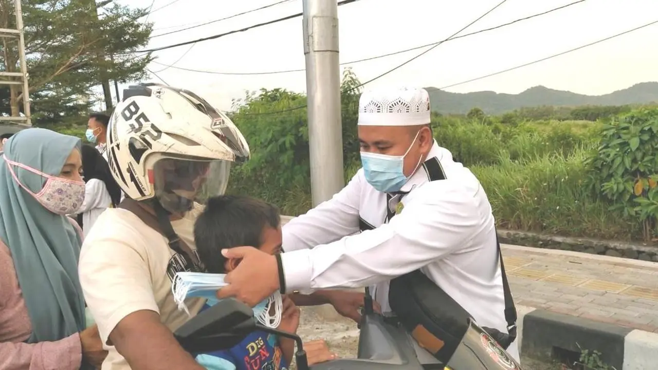 Peguron Silat Banten Bagi Takjil dan Masker Selama Ramadan