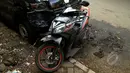 Salah satu motor korban dari tabrakan maut di Arteri Pondok Indah ikut diamankan petugas, Polres Jakarta Selatan, Rabu (21/1/2015). (Liputan6.com/Faisal R Syam)