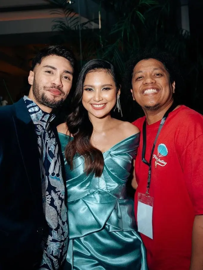 Indah Permatasari belum lama ini mengunggah foto dengan dua suaminya, yang satu suami dalam kehidupan nyata, satu lagi suami dalam series