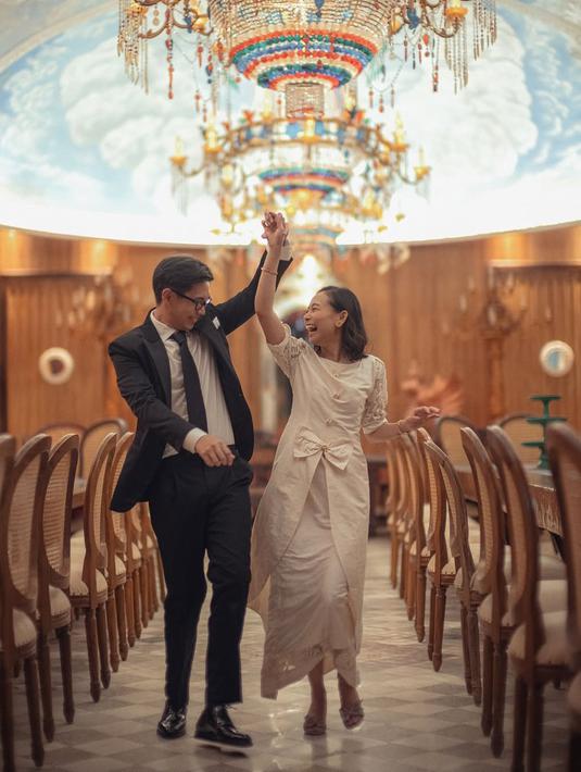 Berpose menari bersama, beberapa rekan selebriti bubuhkan komentar gemas di Instagram Brandon Salim, Jefri Nichol salah satunya. Dalam keterangan unggahannya, Brandon Salim ungkap akan selalu berjalan bersama Dhika. Meski hanya keterangan yang sederhana, namun sangat menjelaskan betapa sayang dan cintanya aktor kelahiran 1996 terhadap Dhika Himawan. (Liputan6.com/IG/@brandonsalim)