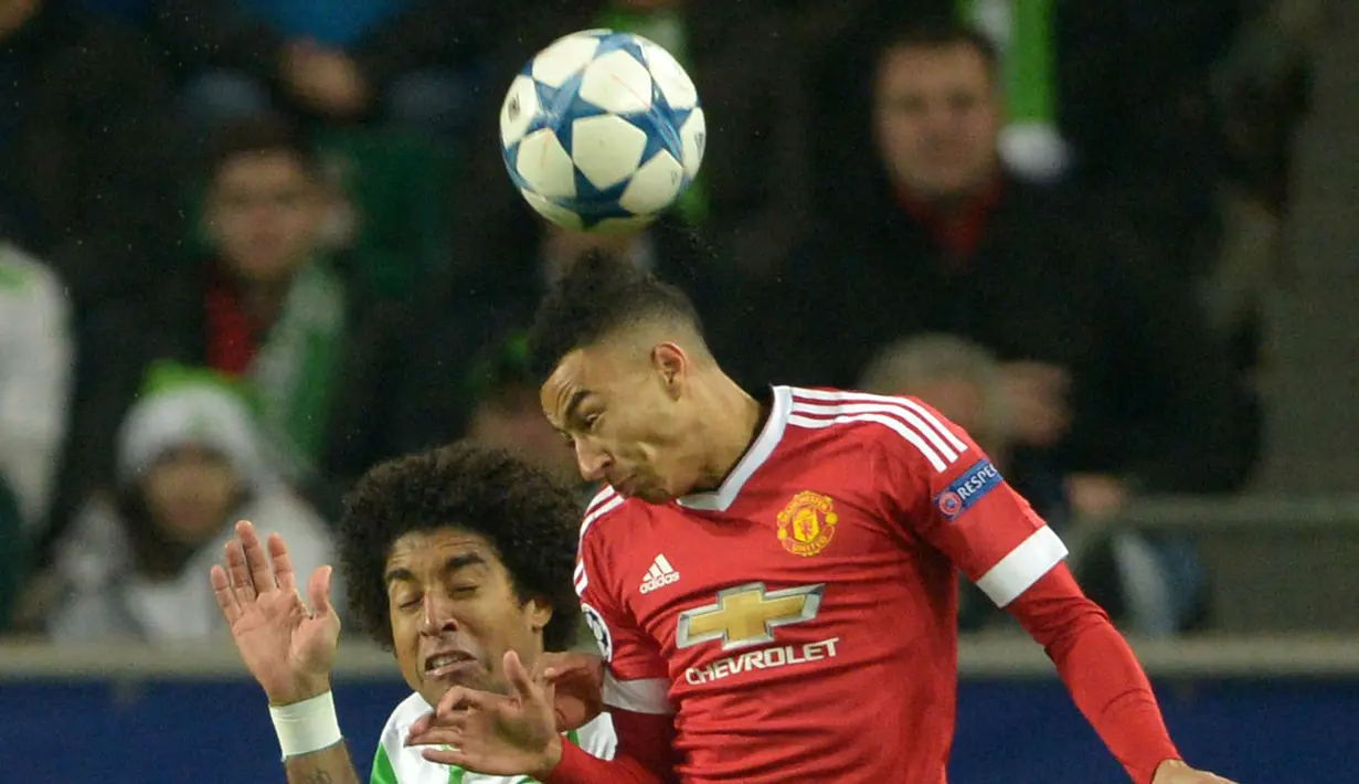 Pemain Wolfsburg, Dante berduel dengan pemain Manchester United, Jesse Lingard (kanan) pada lanjutan liga Champions  di Stadion VfL Wolfsburg Arena; Rabu (9/12/2015) dini hari WIB. (AFP Photo/Peter Steffen)