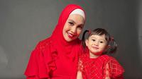 Kartika Putri dan anak (Sumber: Instagram/kartikaputriworld)