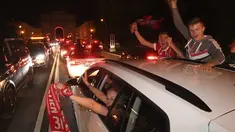 Pendukung Bayern Munchen merayakan kemenangan timnya meraih gelar juara Liga Champions setelah mengalahkan PSG pada final dimainkan di stadion Luz di Lisbon, Portugal di Munich, Jerman ,Minggu, (23/8/2020). Munchen menang 1-0 atas PSG.  (Felix H'rhager / DPA via AP)