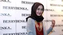 Dian Pelangi membuktikan wanita berhijab juga bisa tampil modis dan mempesona. (foto: M. Akrom Sukarya/Bintang.com)