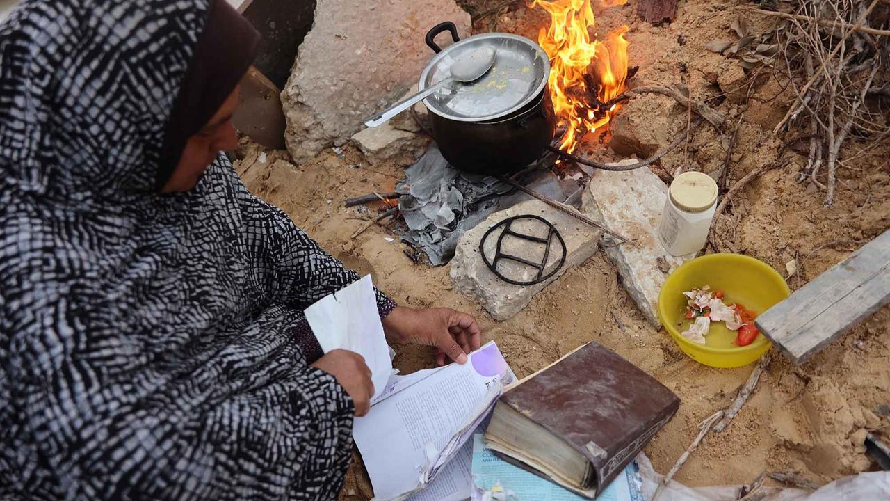 FOTO: Nestapa Warga Gaza:  Memasak dengan Buku Buku Bekas Universitas
