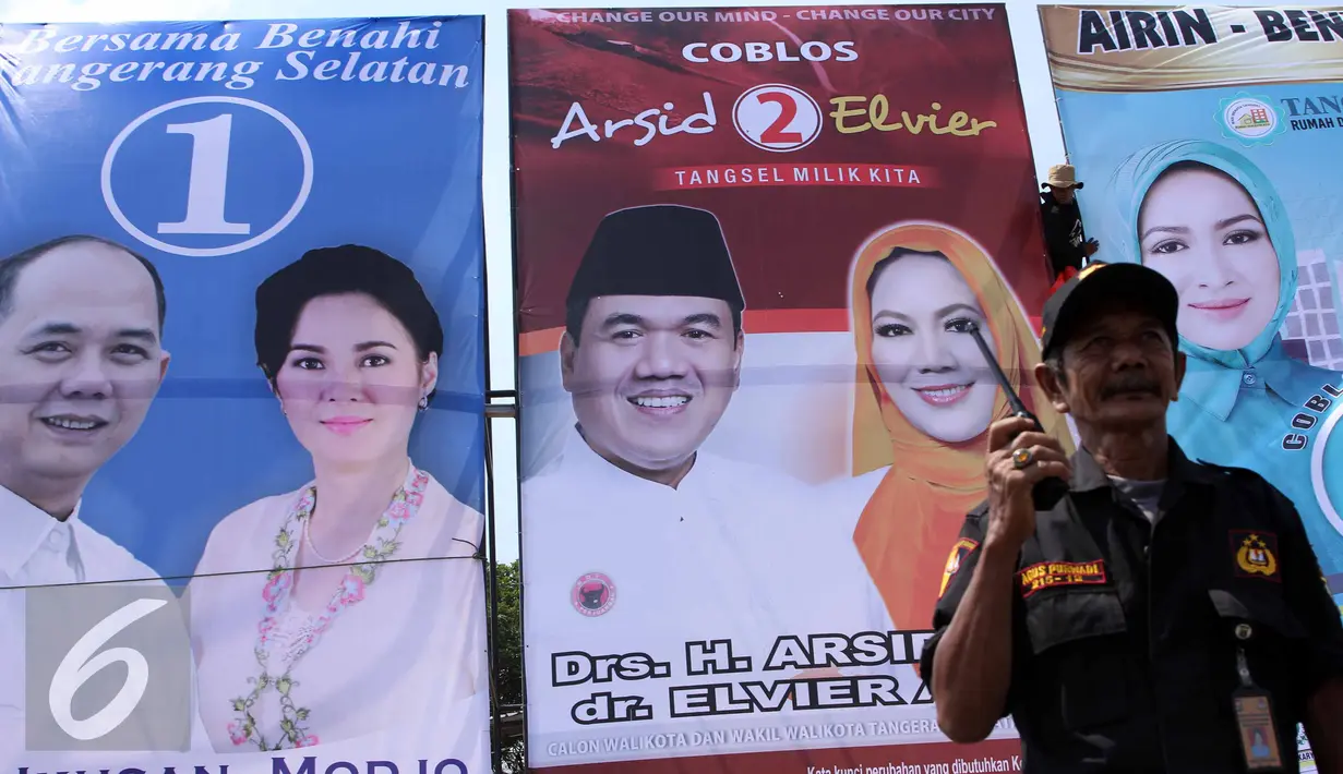 Tiga baliho calon Walikota dan Wakil Walikota Tangerang Selatan Tahun 2015 terpasang di Bundaran Maruga, Tangerang Selatan, (2/9/2015). (Liputan6.com/Helmi Afandi) 