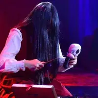 Riana 'The Sacred' saat melakukan pertunjukan di Grand Final Asia's Got Talent 2017. Ilusionis asal Indonesia yang dikenal nyentrik dengan gaya khasnya ini berhasil meraih peringkat pertama di Grand Final Asia's Got Talent 2017. (instagram/rianariani)