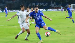 Striker Persib Bandung, Andrew Jung, berjibaku melawan pemain Arema FC dalam lanjutan BRI Super League 2025/2026 di Stadion Gelora Bandung Lautan Api, Jumat (24/4/2026). (Bola.com/Erwin Snaz)