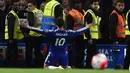  Gelandang Chelsea, Eden Hazard melakukan selebrasi usai mencetak gol kegawang Tottenham pada lanjutan liga Inggris  di Stamford Bridge, London, (3/5). Chelsea bermain imbang dengan Tottenham dengan skor 2-2. (AFP PHOTO/BEN STANSALL) 