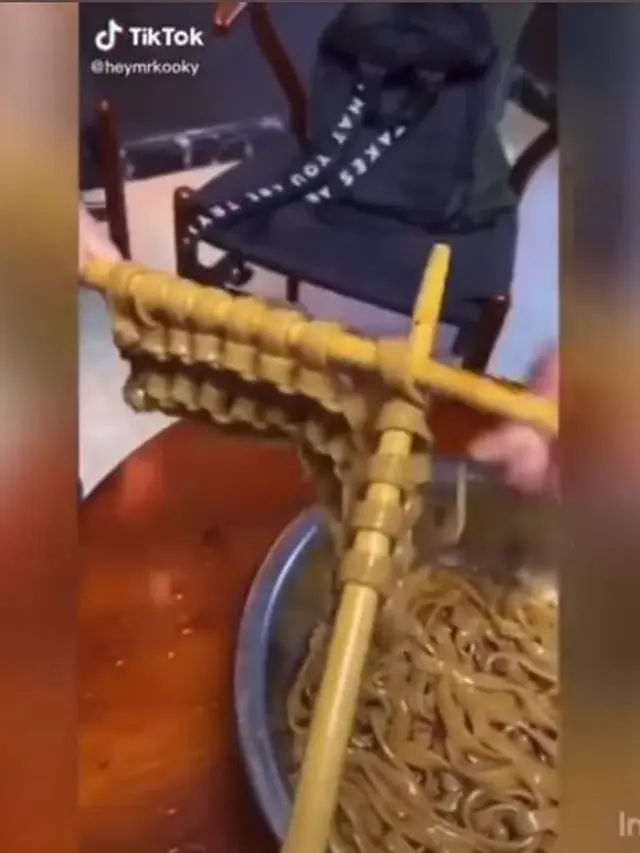 6 Aksi Orang Merajut Mi Ini Gabut Maksimal, Nyeleneh