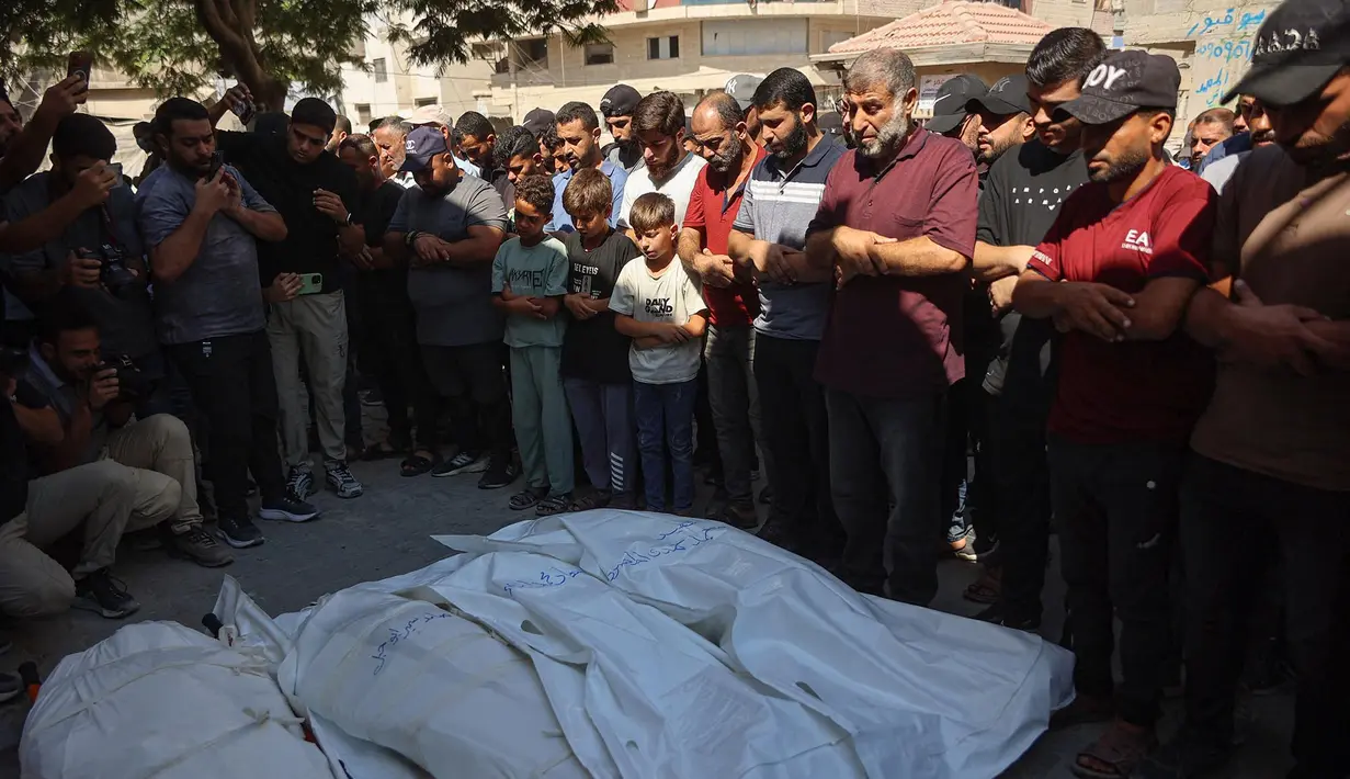 Para pelayat melakukan shalat jenasah korban penduduk Palestina nan tewas akibat serangan tentara Israel di pelabuhan Kota Gaza sehari sebelumnya, saat prosesi pemakaman di Kota Gaza, Rabu,19 Agustus 2026. (AFP/ Omar Al-Qattaa)