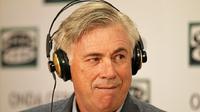 Carlo Ancelotti wawancara dengan stasiun radio lokal. (sumber foto: Marca)
