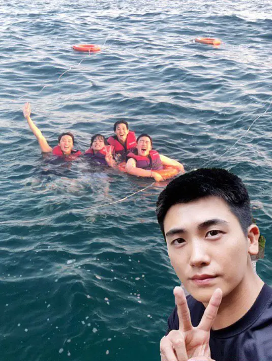 Karena aktor Park Hyung Shik tengah menjalani wajib militer, V pun mengedit foto Hyung Shik seolah ia ikut berlibur bersama mereka. (Liputan6.com/Twitter/@BTS_twt)