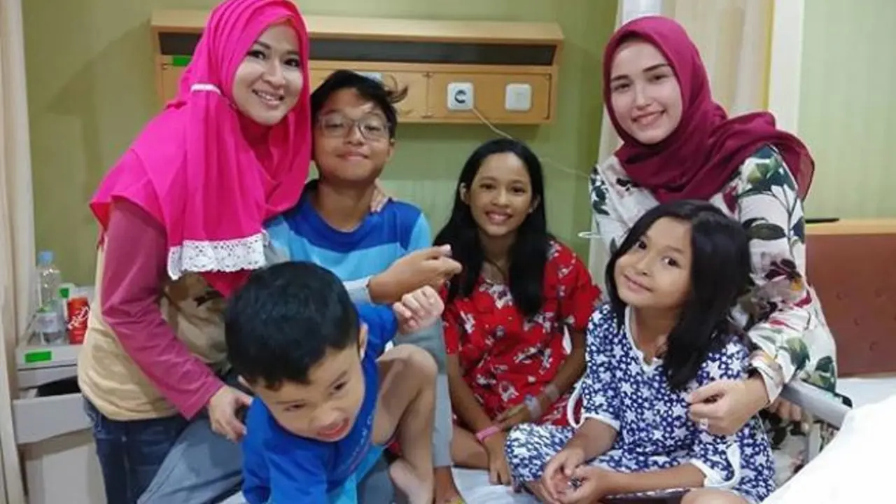 [Bintang] Okie Agustina dan Adelia Pasha