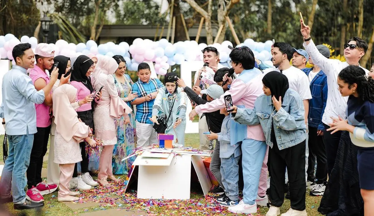 Keluarga besar yang hadir tampil kompak mengenakan dresscode nuansa biru-pink.