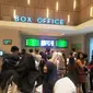 Ramainya pengunjung Cinema XXI Palembang Square (PS) Mall yang mengantri tiket film Joker (Liputan6.com / Nefri Inge)