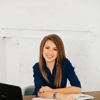 Ilustrasi gambar wanita yang memperhatikan penampilan di saat bekerja di rumah (dok La Miko/pexels.com)