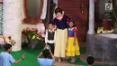 Karakter Disney Princess, Putri Salju atau Snow White foto bersama anak-anak saat tampil dalam "Dream Big, Princess" di Lippo Mall Puri, Jakarta, Kamis (5/7). (Liputan6.com/Arya Manggala)