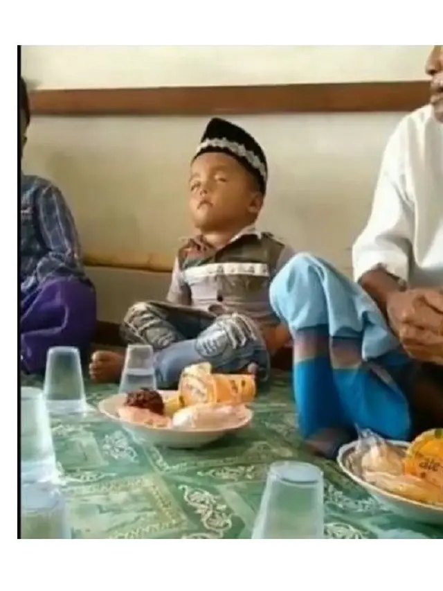 6 Potret Bocah Tahan Kantuk Ini Ekspresinya Lucu Banget
