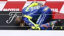 Pebalap Movistar Yamaha, Valentino Rossi, mencium podium usai menjadi yang tercepat pada MotoGP Belanda di Sirkuit Assen, Assen, Minggu (25/6/2017). Riders asal Italia itu memiliki catatan waktu 41 menit 41,149 detik. (AFP/Vincent Jannink) 