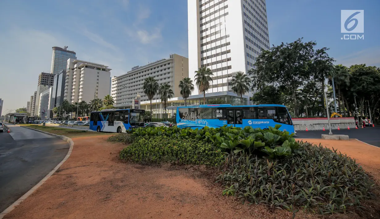 Kondisi jalur hijau setelah pembongkaran instalasi bambu Getah Getih di Bundaran HI, Jakarta, Kamis (18/7/2019). Masyarakat kini bisa melihat jelas Monumen Selamat Datang dari halte transjakarta Bundaran HI tanpa terhalang karya seni bernilai Rp550 juta itu. (Liputan6.com/Faizal Fanani)
