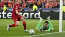 Kiper Real Madrid, Thibaut Courtois, (kanan) melakukan penyelamatan atas pemain Liverpool, Diogo Jota saat laga final Liga Champions antara Liverpool melawan Real Madrid yang berlangsung di Stade de France, Saint Denis, Sabtu, 28 Mei 2022 waktu setempat. (AP/Christophe Ena)