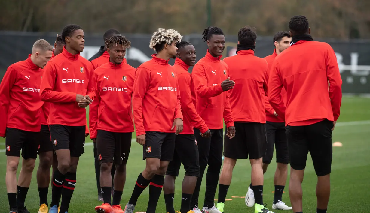 Para pemain Rennes mengambil bagian dalam sesi latihan di pusat pelatihan Piverdiere di Rennes, Prancis barat (23/11/2020). Rennes akan bertanding melawan Chelsea pada Grup E Liga Champions di Roazhon Park. (AFP/Loic Venance)