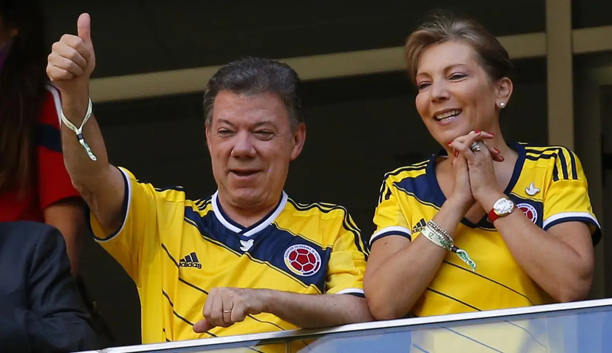 Presiden Kolombia, Juan Manuel Santos (kiri) bersama sang istri, Maria Clemencia, menyambut kemenangan tim asuhan Jose Pekerman di Stadion National Mane Garrincha, Brasil, (19/6/2014).(REUTERS/Paul Hanna)