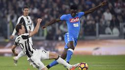Pemain Juventus, Stephan Lichtsteiner  menghadang gerakan pemain Napoli, Amadou Diawara pada lanjutan Serie A di Juventus Stadium, Turin, Italy, (29/10/2016). (REUTERS/Giorgio Perottino)