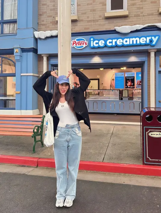 Syahnaz Sadiqah tampil casual dengan inner putih yang dipadukan outer hitam. Untuk bawahan, kali ini dia mengenakan jeans. Di bagian kepala, dia memakai topi untuk menyempurnakan penampilannya.