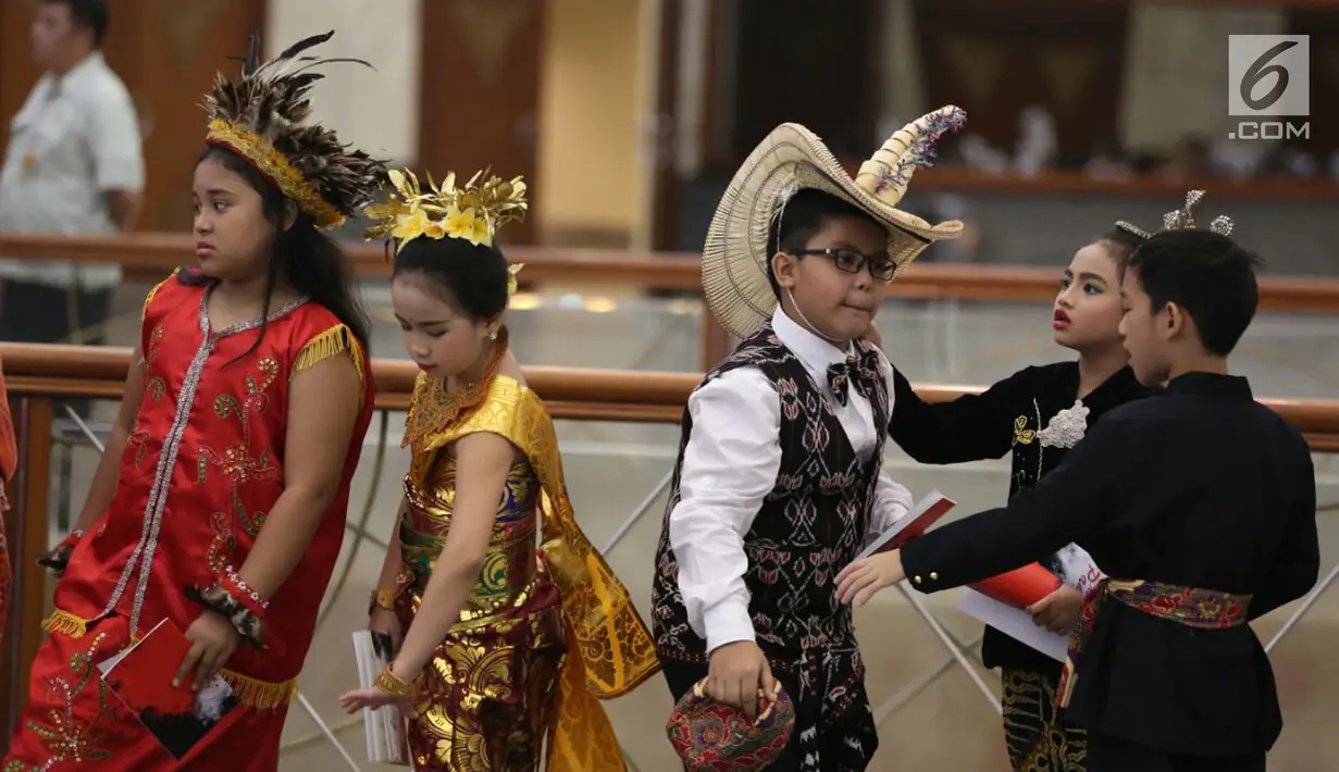 Anak-anak mengenakan pakaian adat bersiap mengikuti Festival Prestasi Indonesia di JCC Senayan, Jakarta (21/8). Mereka juga ikut dalam pembukaan acara dengan menyanyikan sejumlah lagu nasional. (Liputan6.com/Johan Tallo)